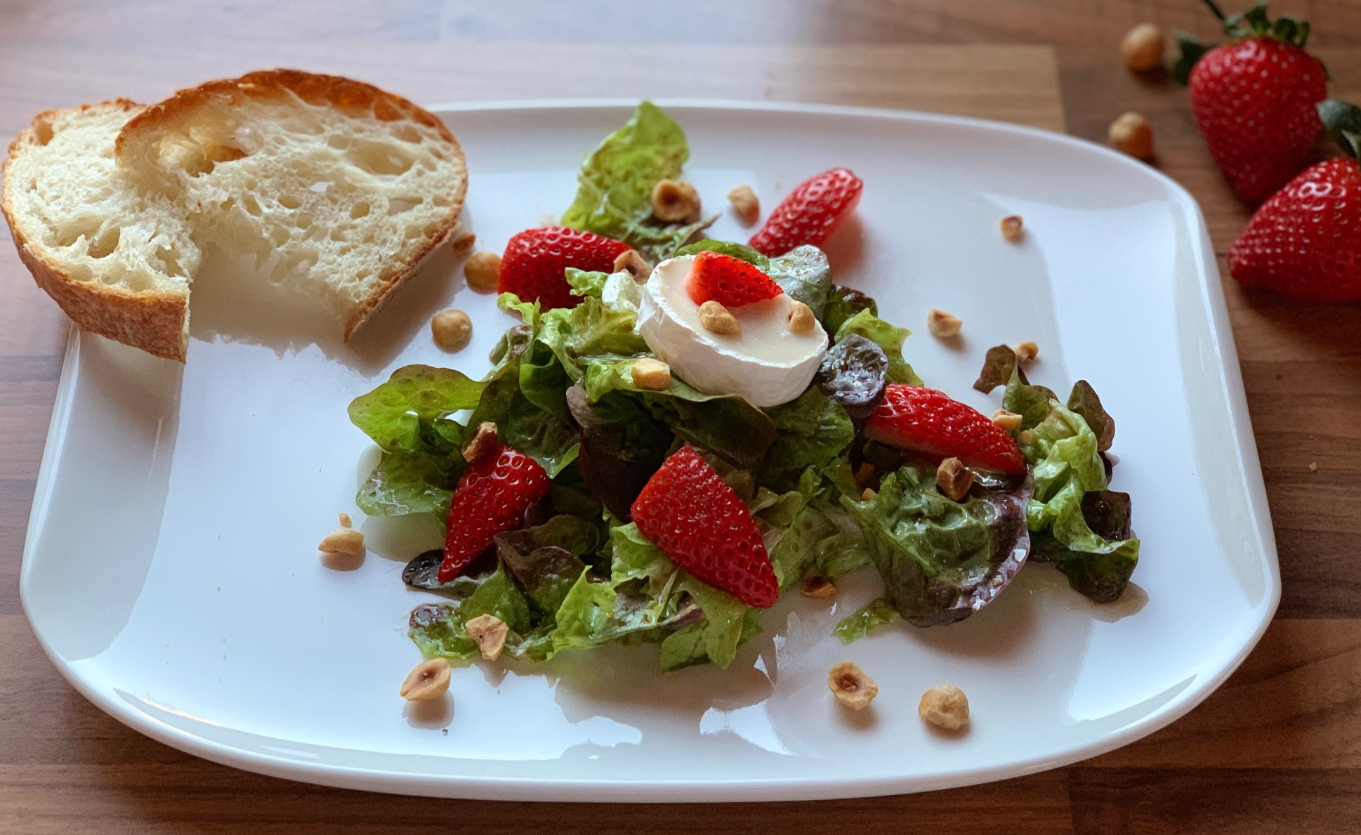 Salat mit Ziegenkäse, Erdbeeren und Honig-Balsamico-Dressing - Reise ...